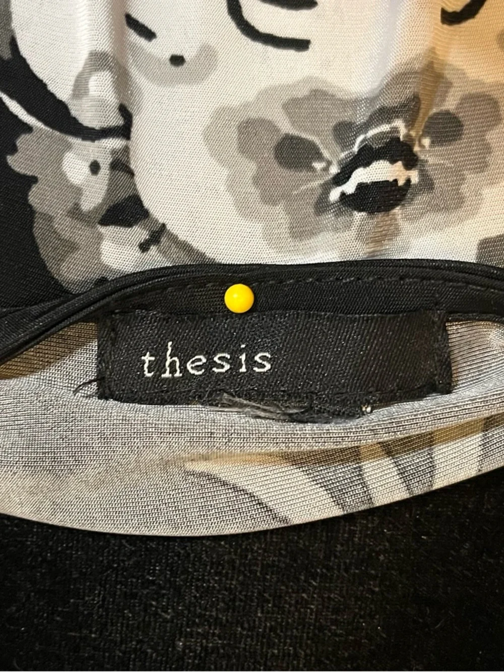 THESIS TOTALLY CUTE BLACK WHITE & GRAY ABSTRACT FLORAL PATTERN PLUS TOP - Picture 8 of 8